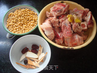 黄豆胡萝卜煲茼骨的做法步骤：1