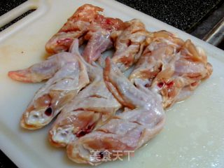 新鲜迷迭香萝勒鸡翅的做法步骤：1