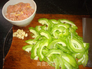 苦瓜炒肉片的做法步骤：2