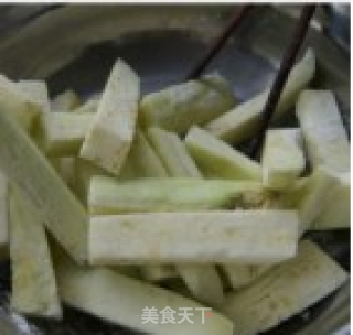 鱼香茄子的做法步骤：1