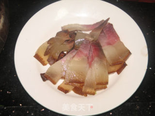 腊肉炒水芹菜的做法步骤：3