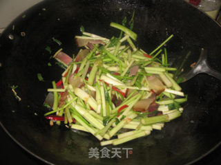 腊肉炒水芹菜的做法步骤：9