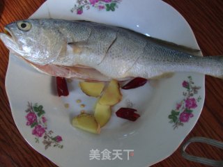 黄鱼面的做法步骤：1