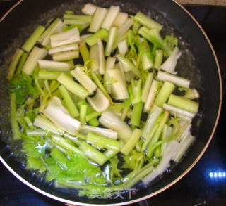 减肥食谱--凉拌芹菜花生米的做法步骤：3