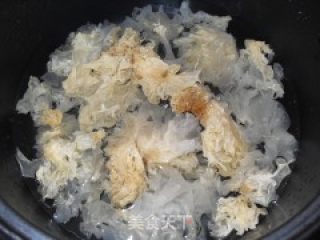 冰糖银耳羹的做法步骤：1
