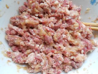 炸牛肉丸子————牛肉+鸡肉的做法步骤：2