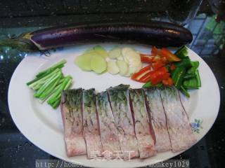 茄子焖鲩鱼的做法步骤：1