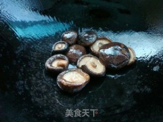 香菇炖鸡腿的做法步骤：4