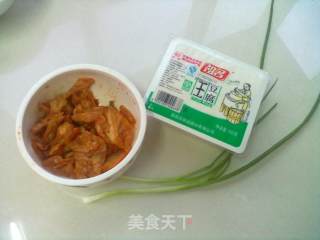 重口味的——酸辣泡菜豆腐汤的做法步骤：1