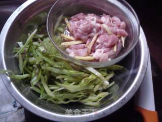 扁豆炒肉丝的做法步骤：1