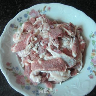 土豆烧牛腩的做法步骤：1