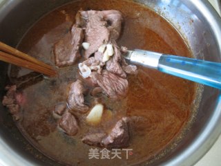 电饭锅做出美味简单的沙茶牛肉焖面的做法步骤：6