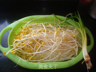 家常味的素炒黄豆芽的做法步骤：1