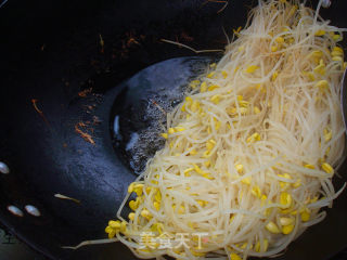 家常味的素炒黄豆芽的做法步骤：4