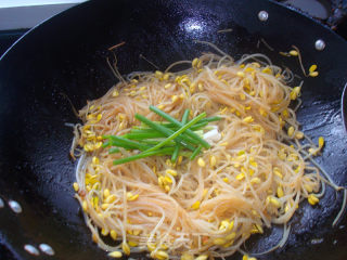 家常味的素炒黄豆芽的做法步骤：5