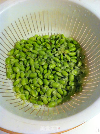 青椒番茄炒毛豆的做法步骤：1