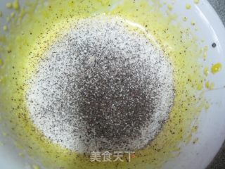咖啡海绵蛋糕卷的做法步骤：4