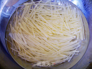 心蓝手制私房菜【私房秘制酸辣土豆丝】——为爱烹饪的做法步骤：4