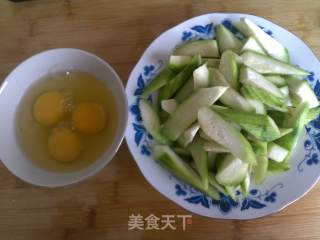 夏季清淡菜——丝瓜炒蛋的做法步骤：1