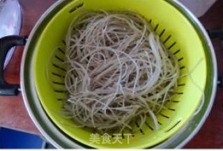 剩饺子馅“大变身”—蚂蚁上树的做法步骤：1