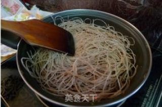 剩饺子馅“大变身”—蚂蚁上树的做法步骤：8