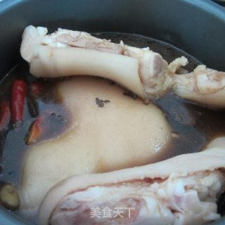 酱香猪蹄沾酱吃-------味道就是不一样-------客家菜的做法步骤：2