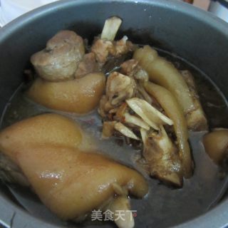 酱香猪蹄沾酱吃-------味道就是不一样-------客家菜的做法步骤：4