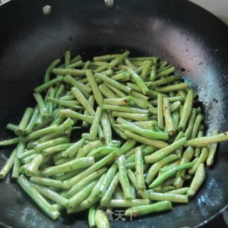 红烧豆角--------家常菜的做法步骤：2