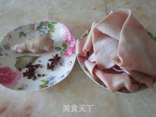 酸豇豆炒猪皮的做法步骤：1