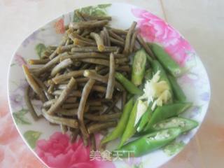 酸豇豆炒猪皮的做法步骤：2