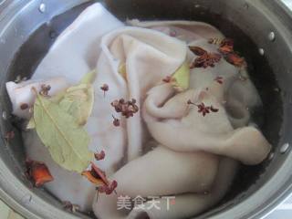酸豇豆炒猪皮的做法步骤：3