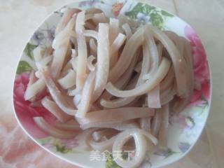 酸豇豆炒猪皮的做法步骤：4