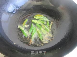酸豇豆炒猪皮的做法步骤：5
