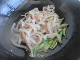 酸豇豆炒猪皮的做法步骤：6