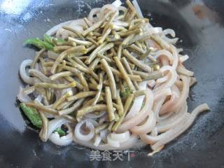 酸豇豆炒猪皮的做法步骤：7