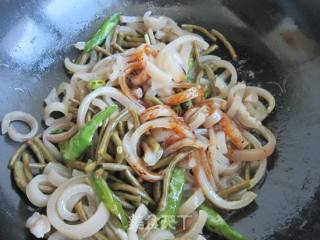 酸豇豆炒猪皮的做法步骤：8