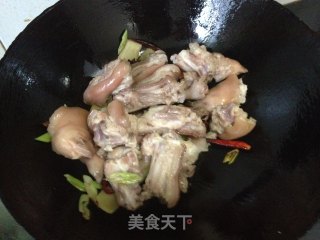 美味农家菜——玉米炖猪手的做法步骤：5