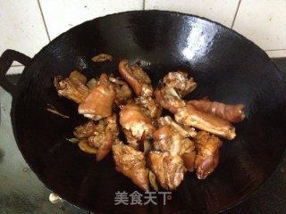 美味农家菜——玉米炖猪手的做法步骤：6