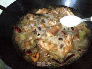 美味农家菜——玉米炖猪手的做法步骤：9