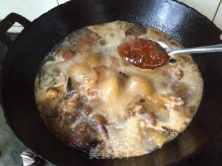 美味农家菜——玉米炖猪手的做法步骤：11