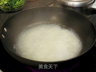 蛋丝蒜苗炒细粉的做法步骤：1