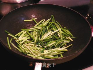 蛋丝蒜苗炒细粉的做法步骤：4