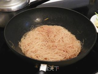 蛋丝蒜苗炒细粉的做法步骤：6