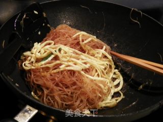 蛋丝蒜苗炒细粉的做法步骤：7