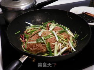 蛋丝蒜苗炒细粉的做法步骤：9