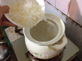 养颜甜品——冰糖银耳莲子羹的做法步骤：3