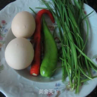 韭菜蛋炒饭------剩饭不用愁的做法步骤：1