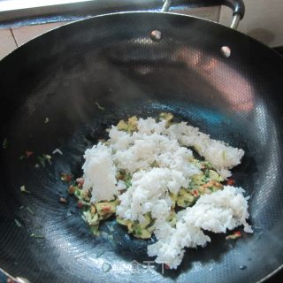 韭菜蛋炒饭------剩饭不用愁的做法步骤：8