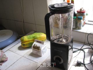 夏日里的消暑饮品——木瓜奶昔的做法步骤：3