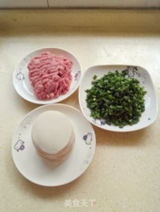 简单易做的韭菜饺子的做法步骤：1